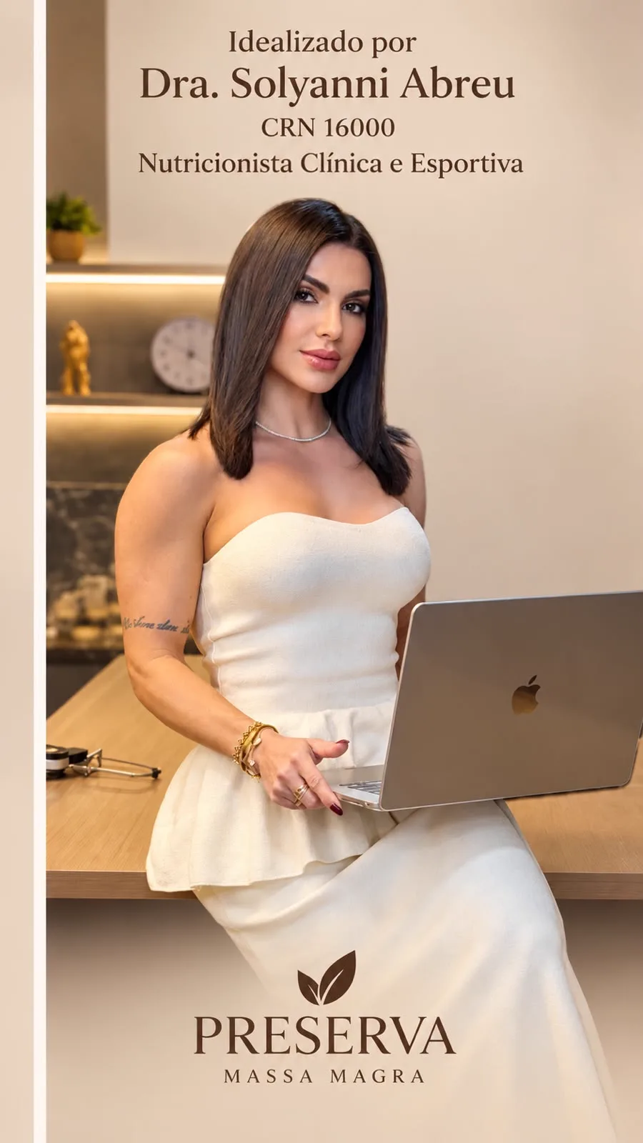 Dra. Solyanni Abreu sentada à mesa do consultório, de vestido branco, com um notebook. Texto na imagem: Idealizado por Dra. Solyanni Abreu, CRN 16000, Nutricionista Clínica e Esportiva. Preserva Massa Magra.